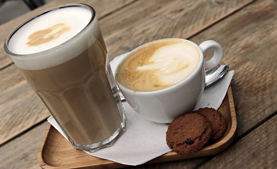 hot latte and cold latte: both options taste great